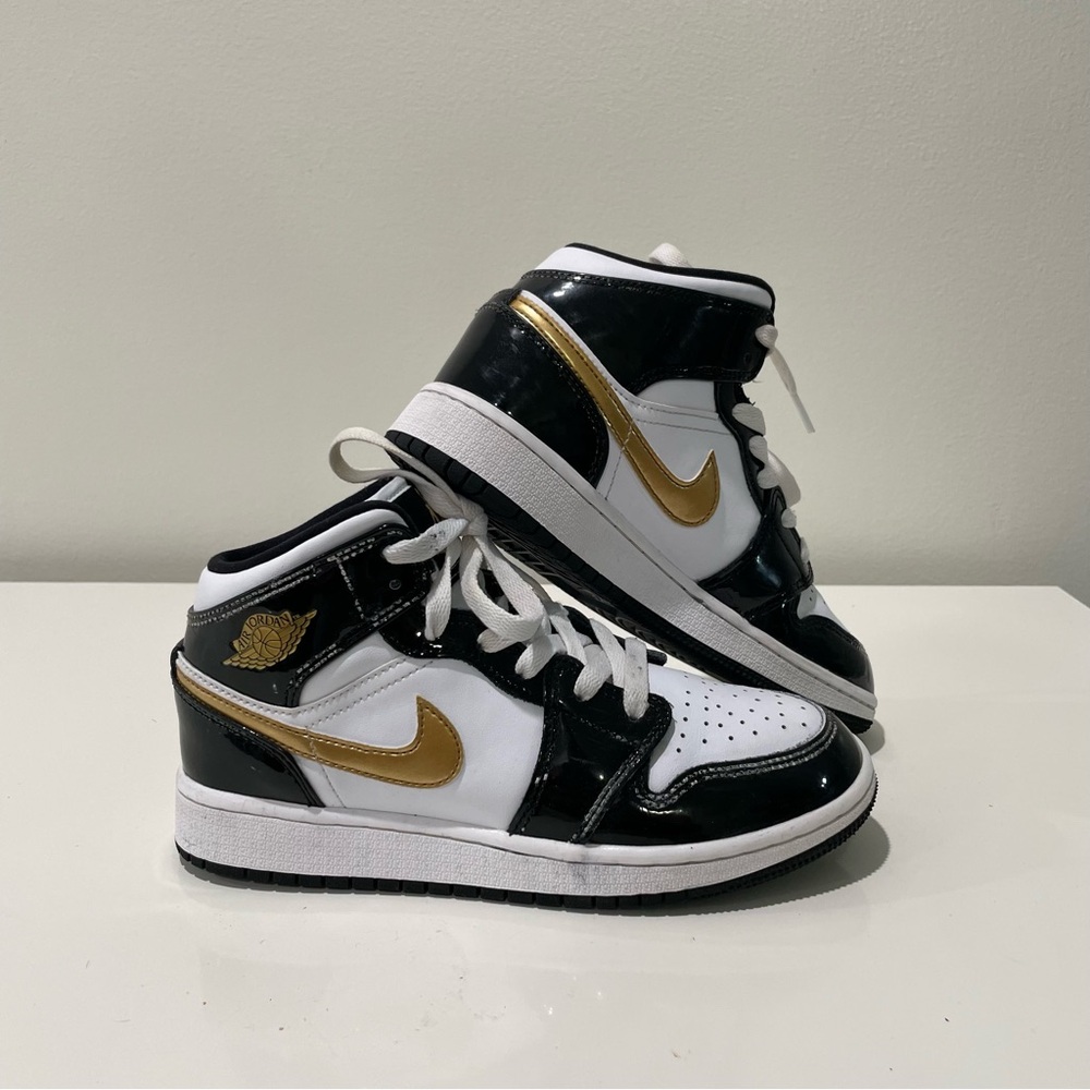 JORDAN 1 MID PATENT SE 'BLACK GOLD'